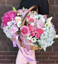 Цветочная композиция из Розы, Хризантемы, Пионы и Лизиантусы в корзине в Залесово