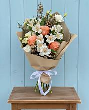 Букет цветов из:  Альстромерии, Лизиантусы, Розы и Хризантемы в Залесово