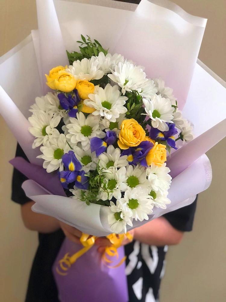 Букет цветов из: Ирисы, Хризантемы и Розы в Залесово